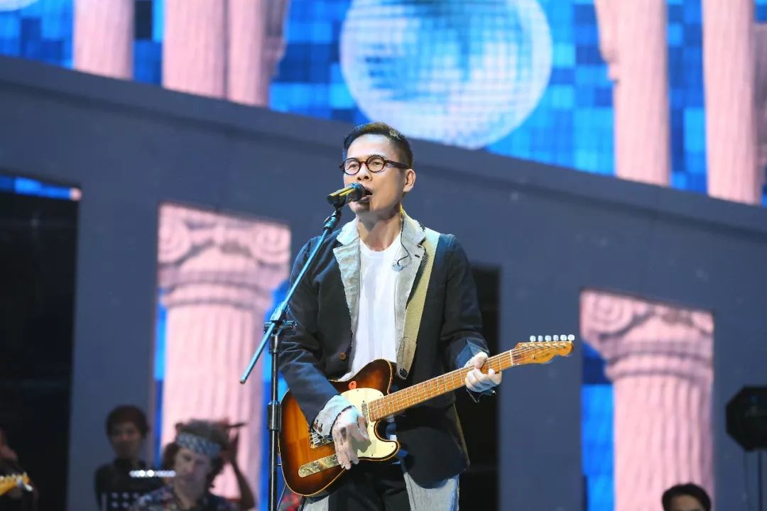 1982年的罗大佑看到2018年的罗大佑应该会吓一跳吧