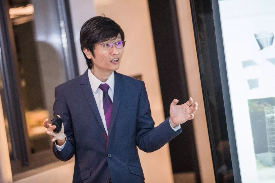 陈家伟先生此次主持金地·壹粤府的建筑设计工作,他用四个公式来表达