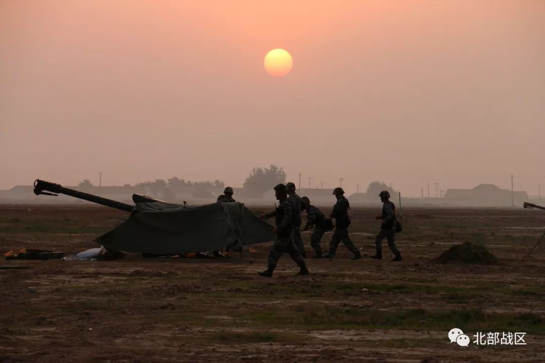 近日,第80集团军某旅亮剑潍北靶场,接受战火考验和实战考量,瞬时炮火