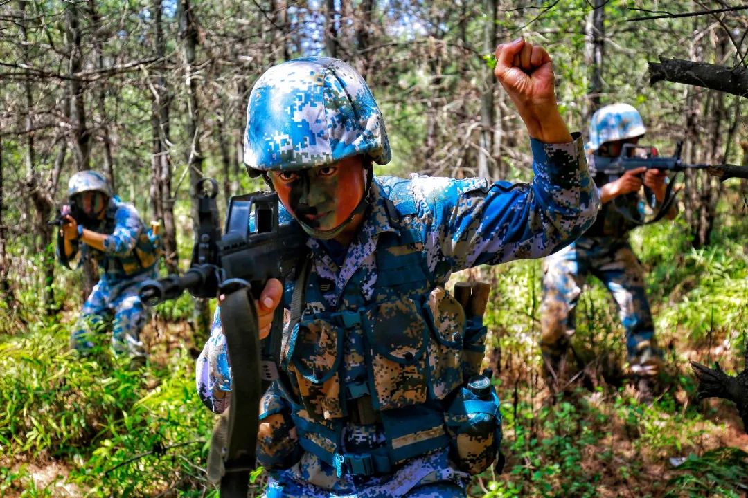 一组海军陆战队驻训生活照曝光这样的他们帅呆了