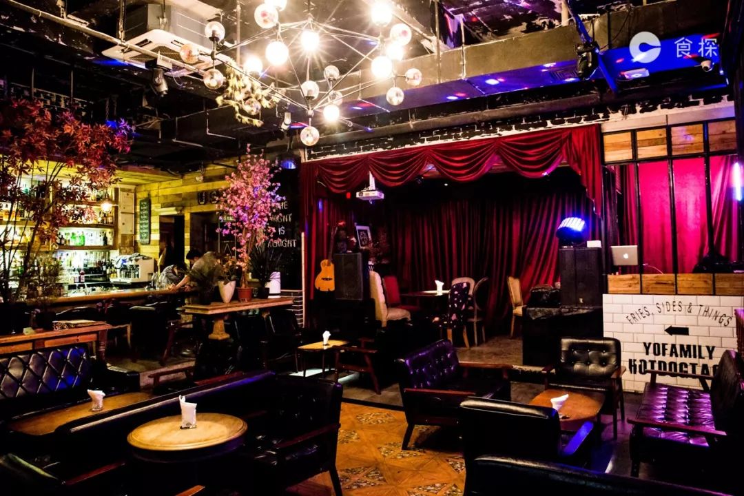 店内的装修像是九十年代的歌舞厅,很复古.