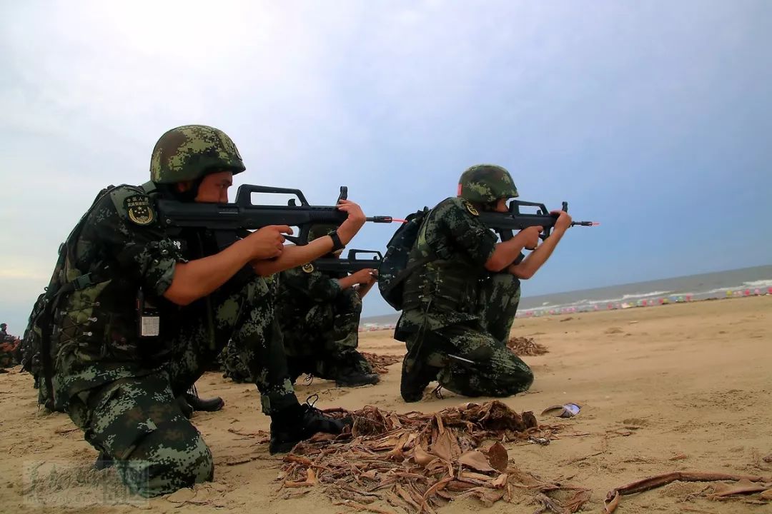 特战队员据枪瞄准▲聚精会神▲特战队员进行海面格斗训练▲海阔凭