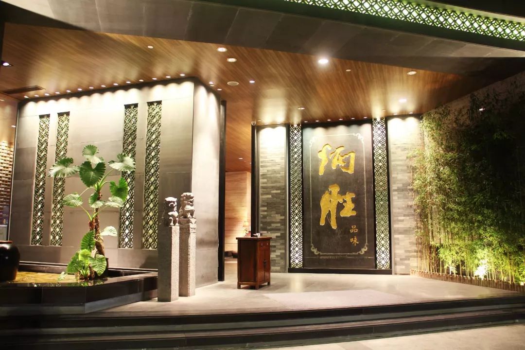 其中炳胜公馆创立于2010年,专注为食客献上精致,创新的珍馐美食,餐厅