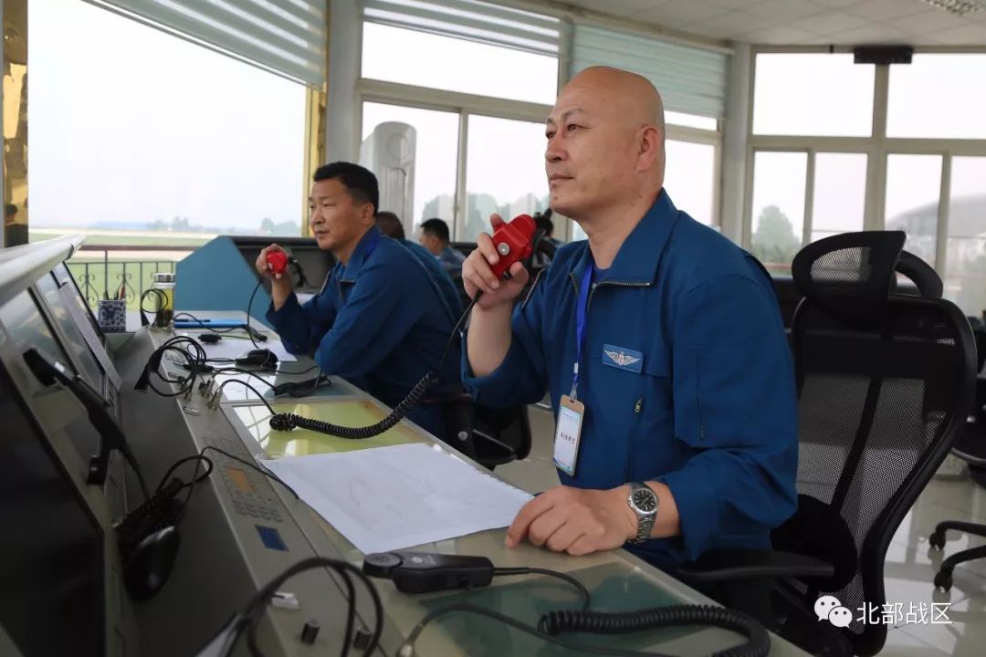 24小时猎鹰鏖战海天北部战区海军航空兵某师全天候连续侦察预警