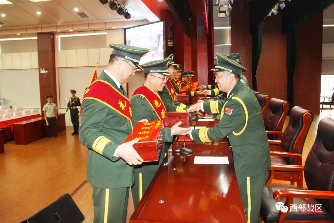 聚是一团火 散时满天星:武警宝鸡支队为2018年度转业干部举行退役仪式