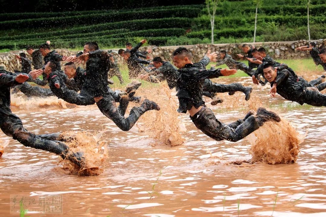 云南普洱:武警泥潭摔擒训练,磨砺军人血性|云南|训练|普洱_新浪军事_