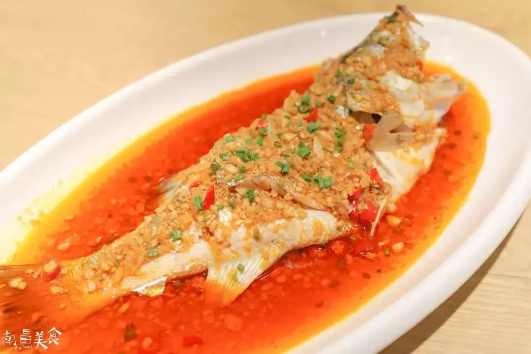 南昌有油浸鱼,泰国就有蒜香鲈鱼,酱料包裹着新鲜鲈鱼非常爽口.