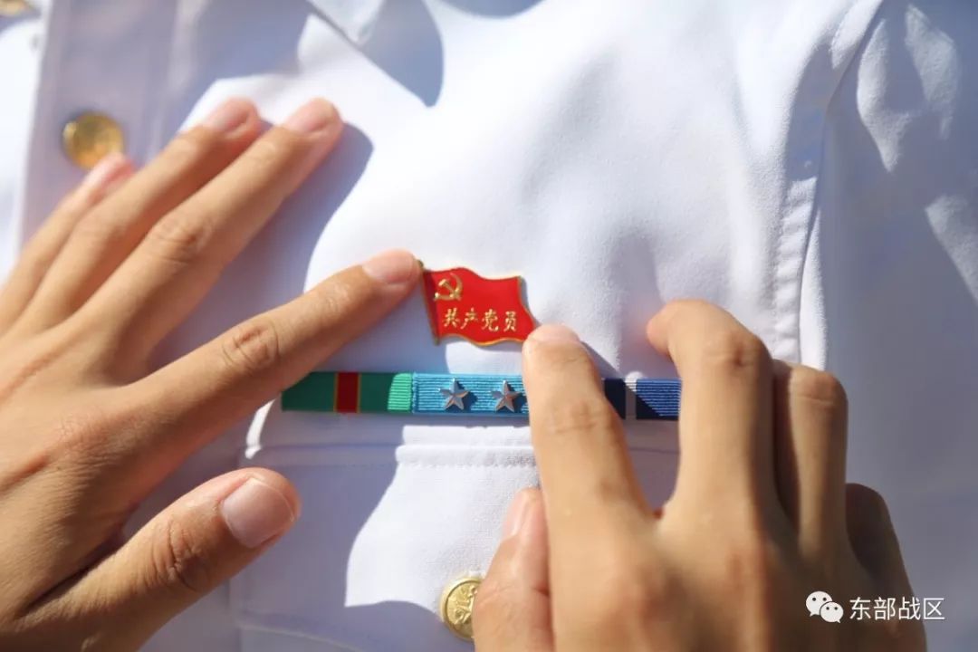 胸前佩戴党徽,亮出党员身份,既是对自己的一种鞭策,也是为身边战友树