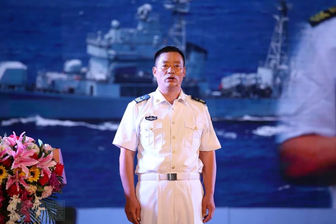 南部战区海军某驱逐舰支队开展先进典型事迹报告会