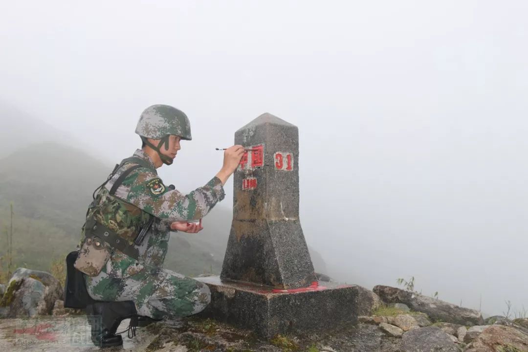 为界碑描红▲照顾好无言的战友▲国旗下宣誓海拔4000米,这里是我们