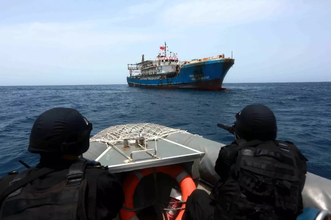 亚丁湾上,海军徐州舰为中国籍被护船只开展医疗援助