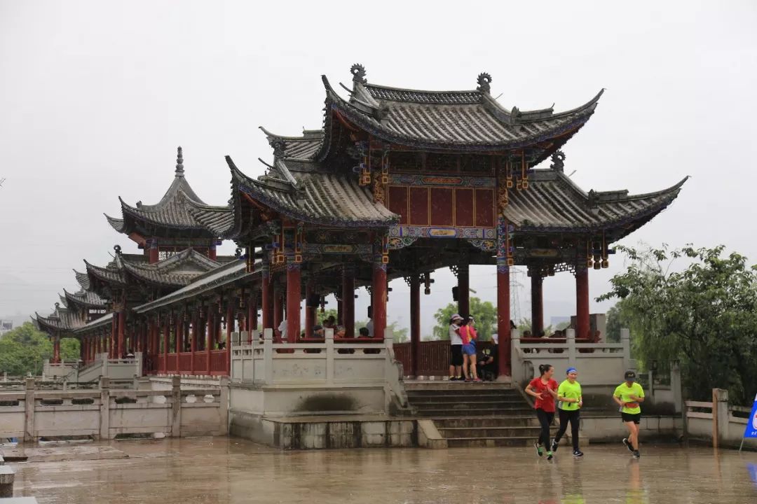 今天的奔跑线路从佤文化广场开始,环玉龙湖之后在临沧市区街道,滨河路