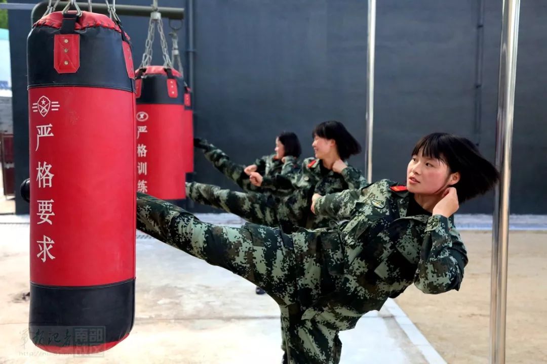 女兵陈翠:连续完成828个仰卧起坐|仰卧起坐|陈翠|女兵_新浪军事_新浪