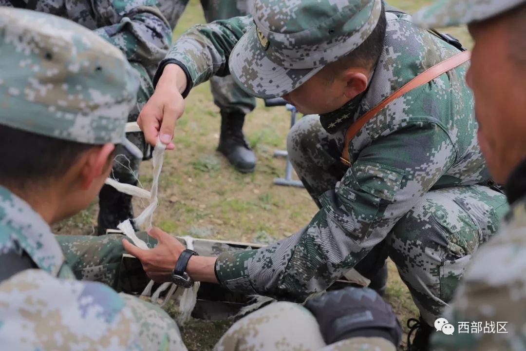 来看一看军人的战场救护技术