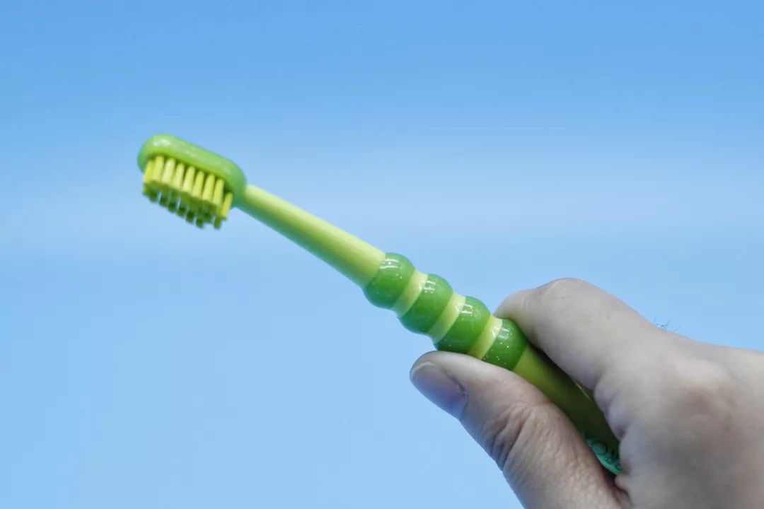 欧洲牙医推荐!瑞士顶级软毛牙刷,7600根超细刷毛,柔软不伤牙龈!