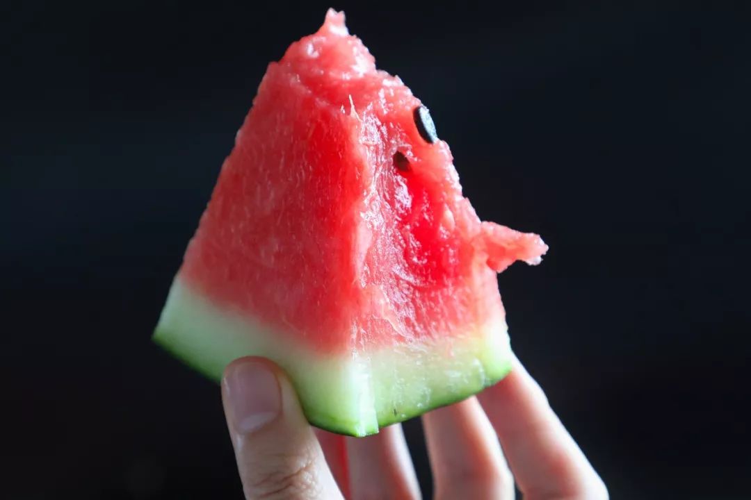 切开水果2.西瓜丢入搅拌机中3.水果放进冰棍模具4.