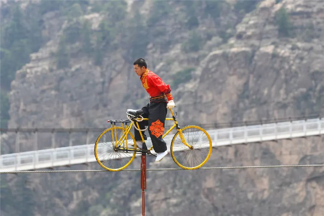 据悉,高空峡谷走钢丝杂技表演观看时间为:周一至周五,每天演出3场演出