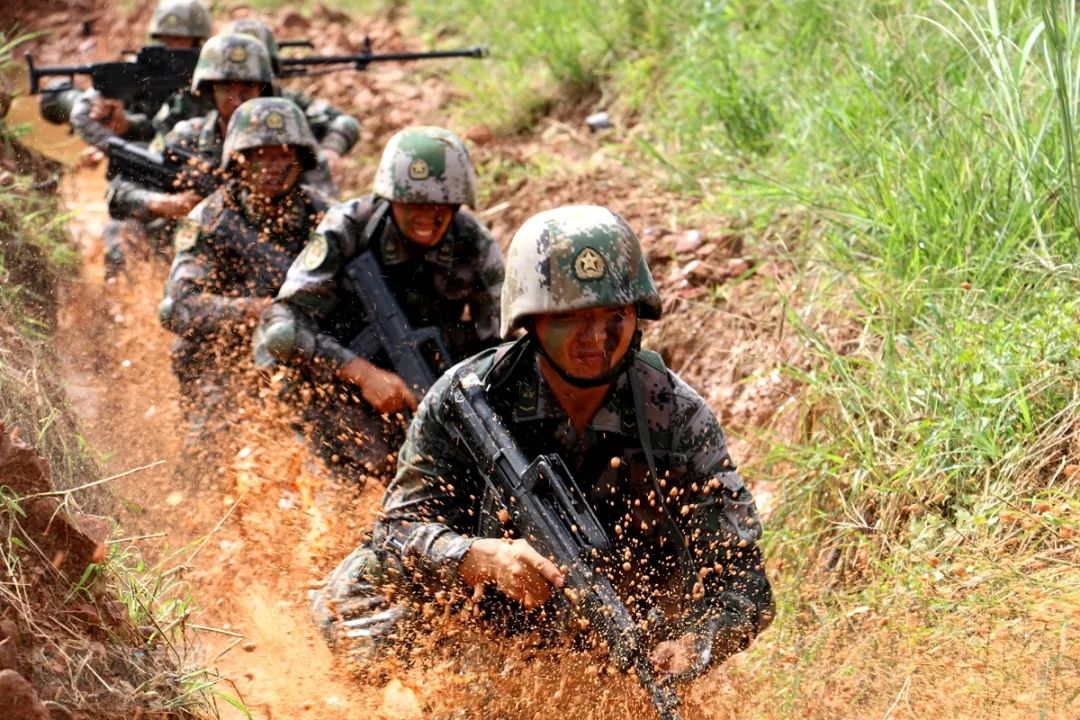 陆军某海防旅开展海岸防卫课目演练