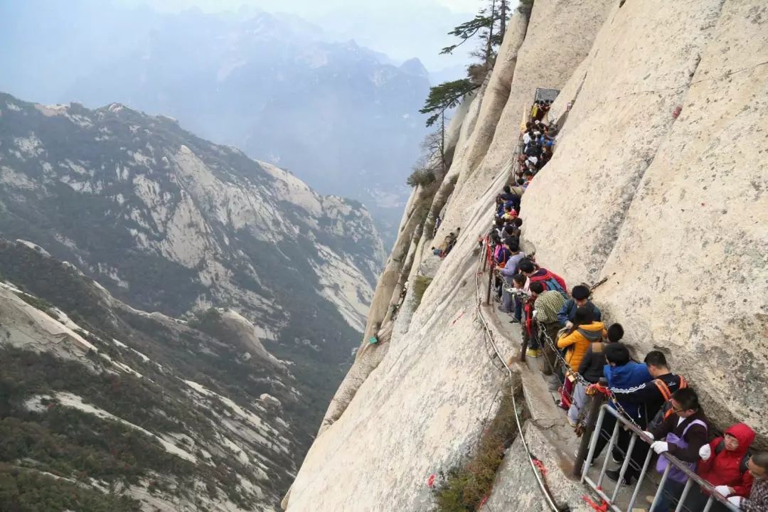生死不明!一男子从华山万丈悬崖纵身跳下,吓傻周围游客!