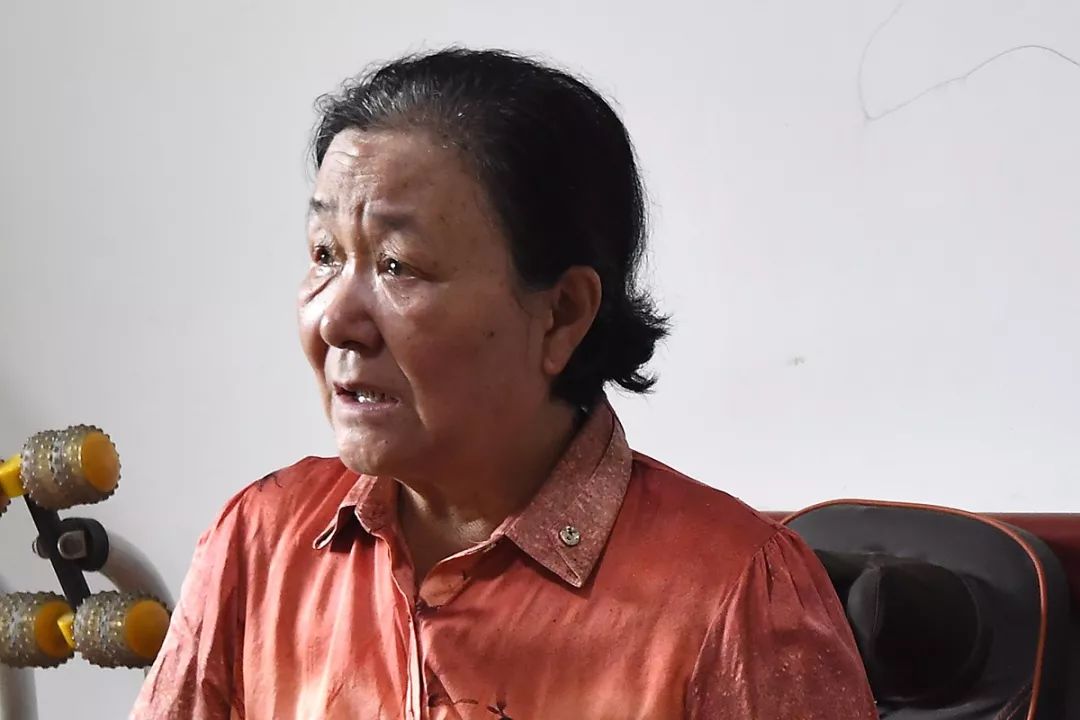 " 李继平拿出她给儿子文永胜买好的新衣服,新鞋子表示,等一有儿子回来