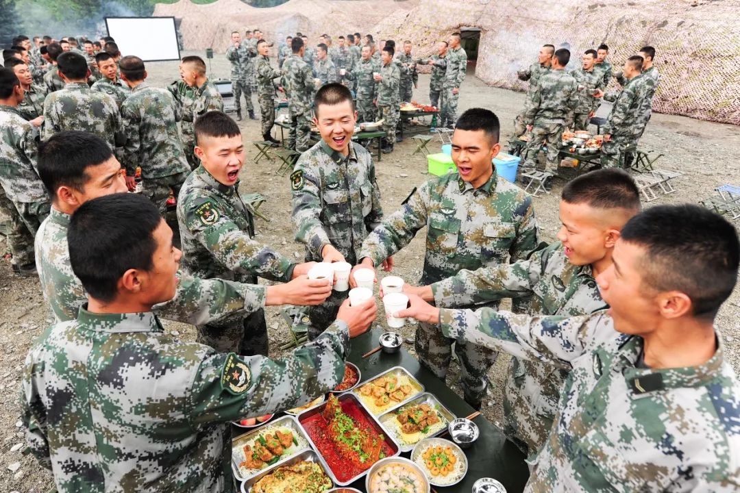 "八·一"会餐,我们是最可爱的人|战友|美食|官兵_新浪军事_新浪网