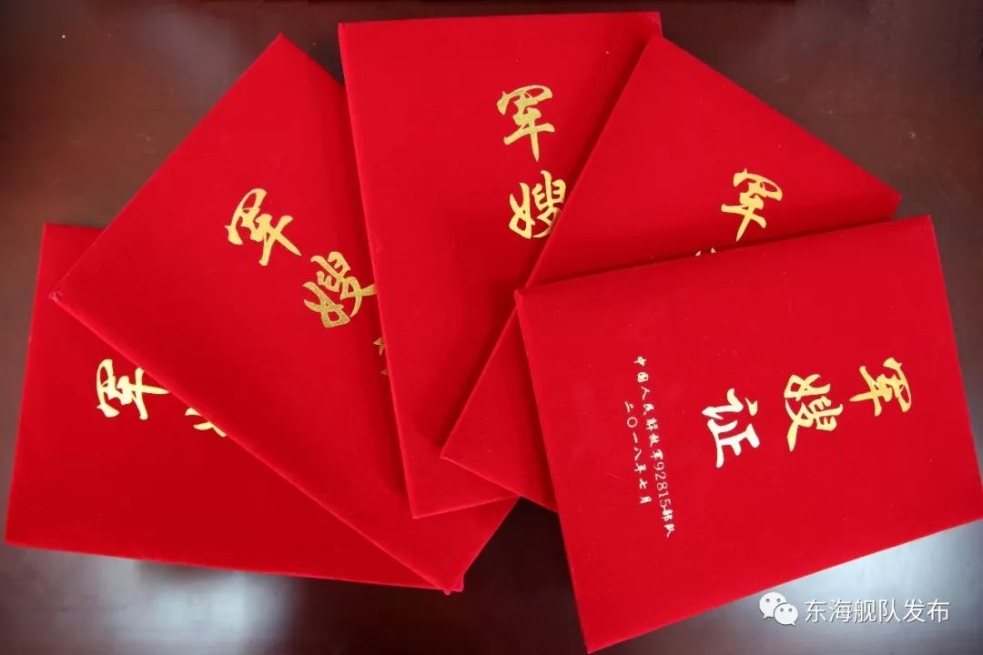 军嫂证35对新人面对面站好举起右手发出自己爱的铮铮誓言新郎们宣誓后