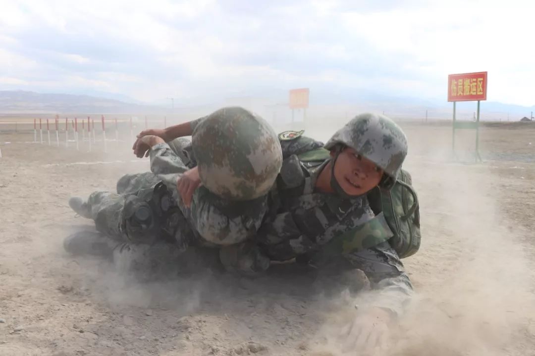 随着一声令下,考核人员判断完伤员情况后迅速s形屈身跃进,卧倒匍匐