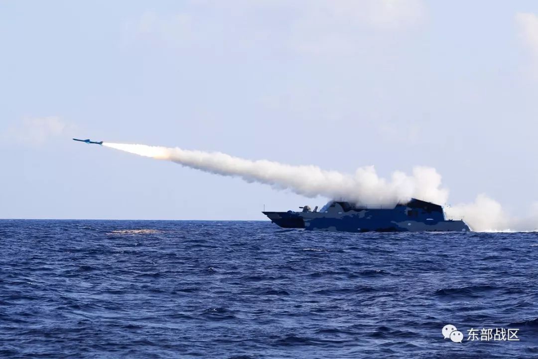 海上英雄艇劈涛扬威新时代