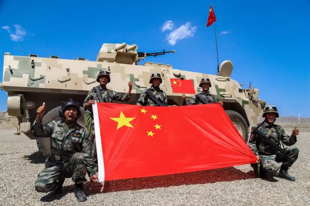 眼前是五星红旗迎风飘扬的人海耳边是排山倒海的欢呼与喝彩中国陆军的