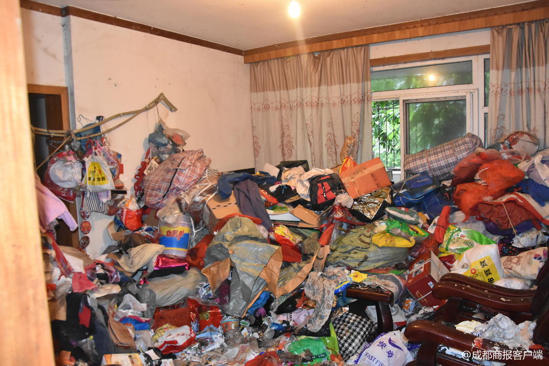 堪比垃圾场成都一女子家中清出30车垃圾16人花一天才清完