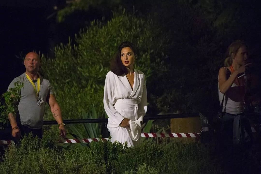 gal gadot|《神奇女侠2》最新片场照释出 加朵一席白裙复古美人