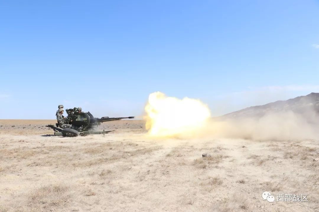 火力全开八月的戈壁滩,头顶火辣骄阳,脚踏滚烫大地,在火炮射击训练场