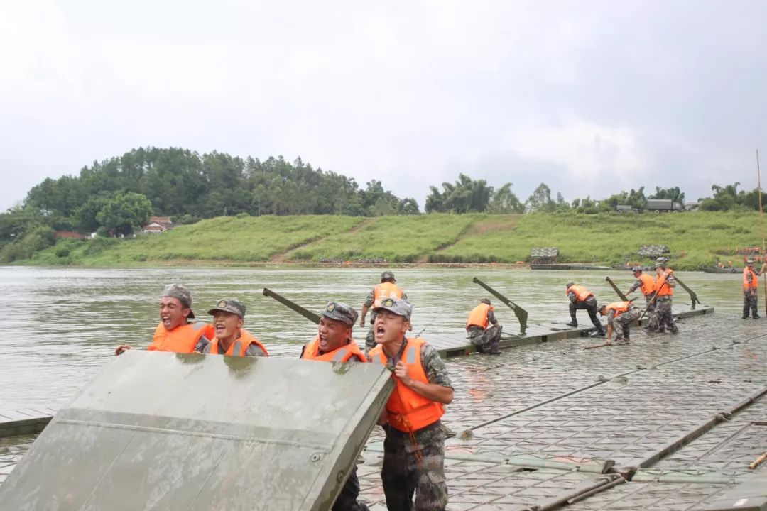 震撼英勇的舟桥兵