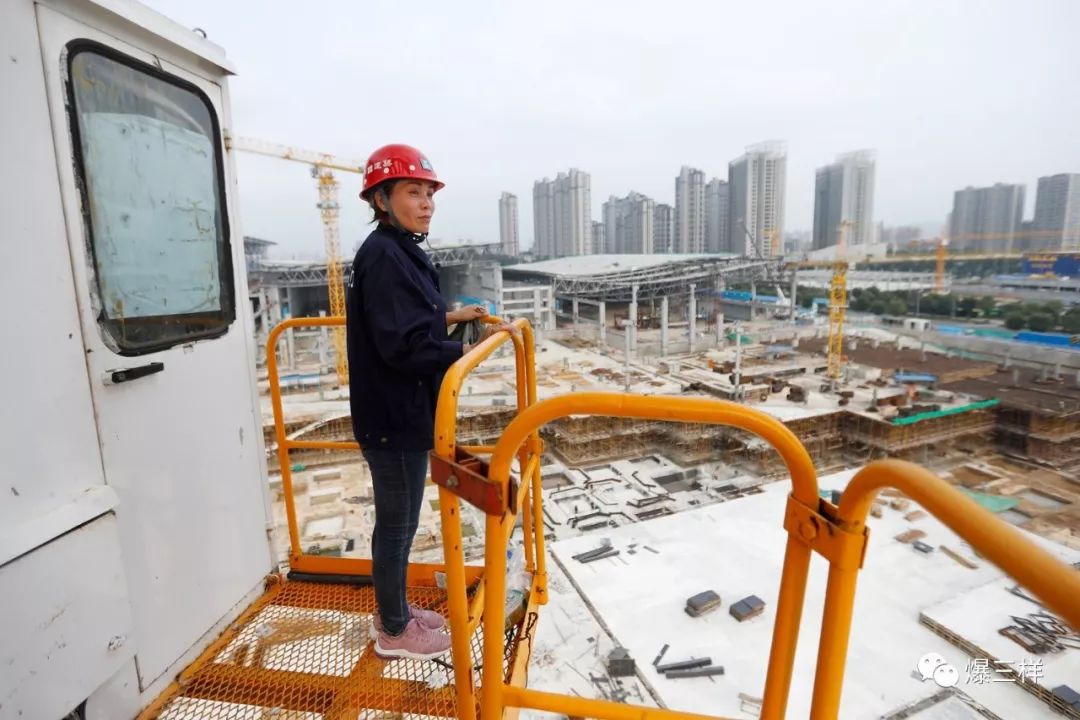 塔吊女司机60秒爬35米!她是仨孩子的妈!