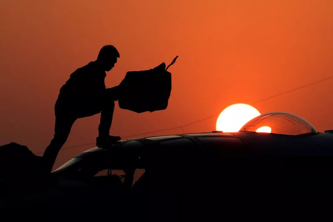 参赛作品:夕阳与机务兵▲参赛作品:未来▲参赛作品:蓝天列阵▲参赛