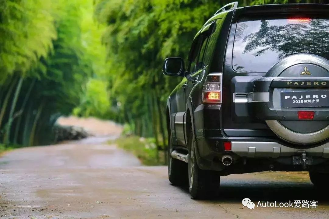 使用三菱第二代超选四驱系统帕杰罗定位于全地形硬派越野车,采用承载