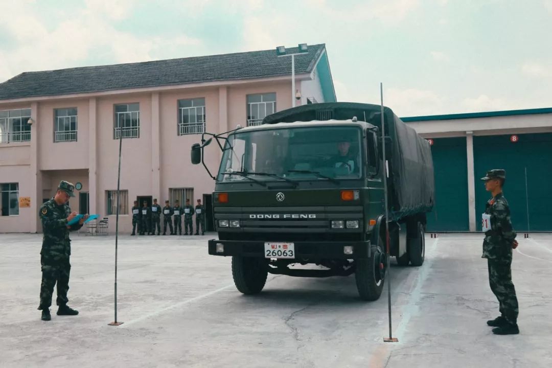 武警军用卡车图片