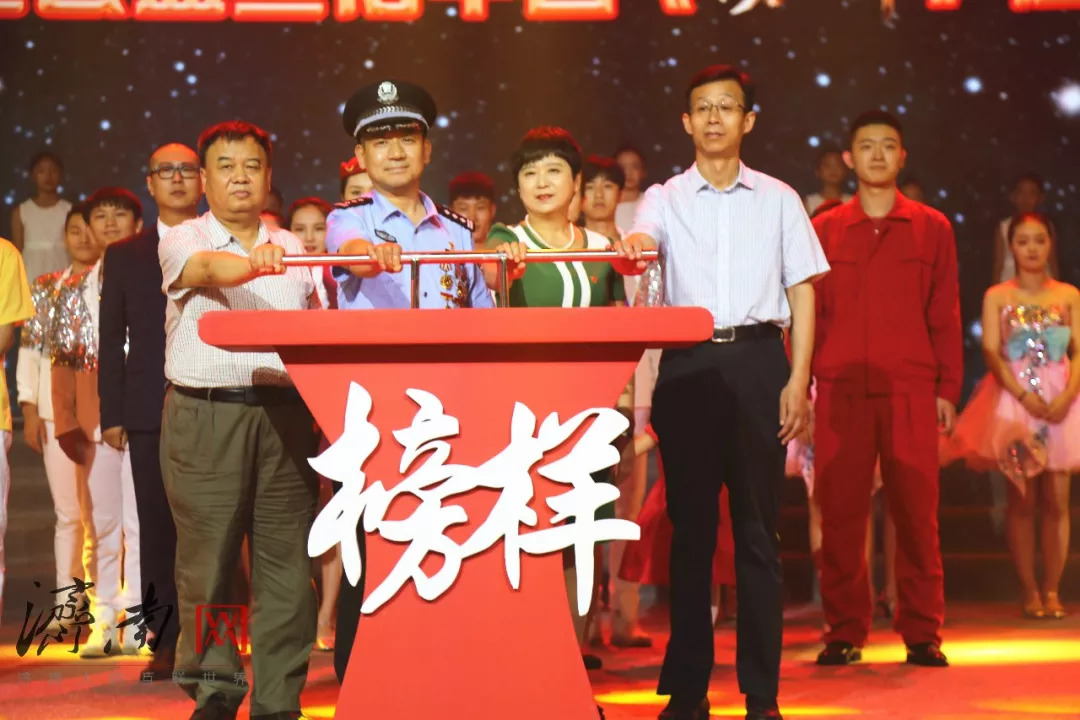 计时,济南市委宣传部常务副部长孙常建,副部长赫文奎与榜样代表房泽秋