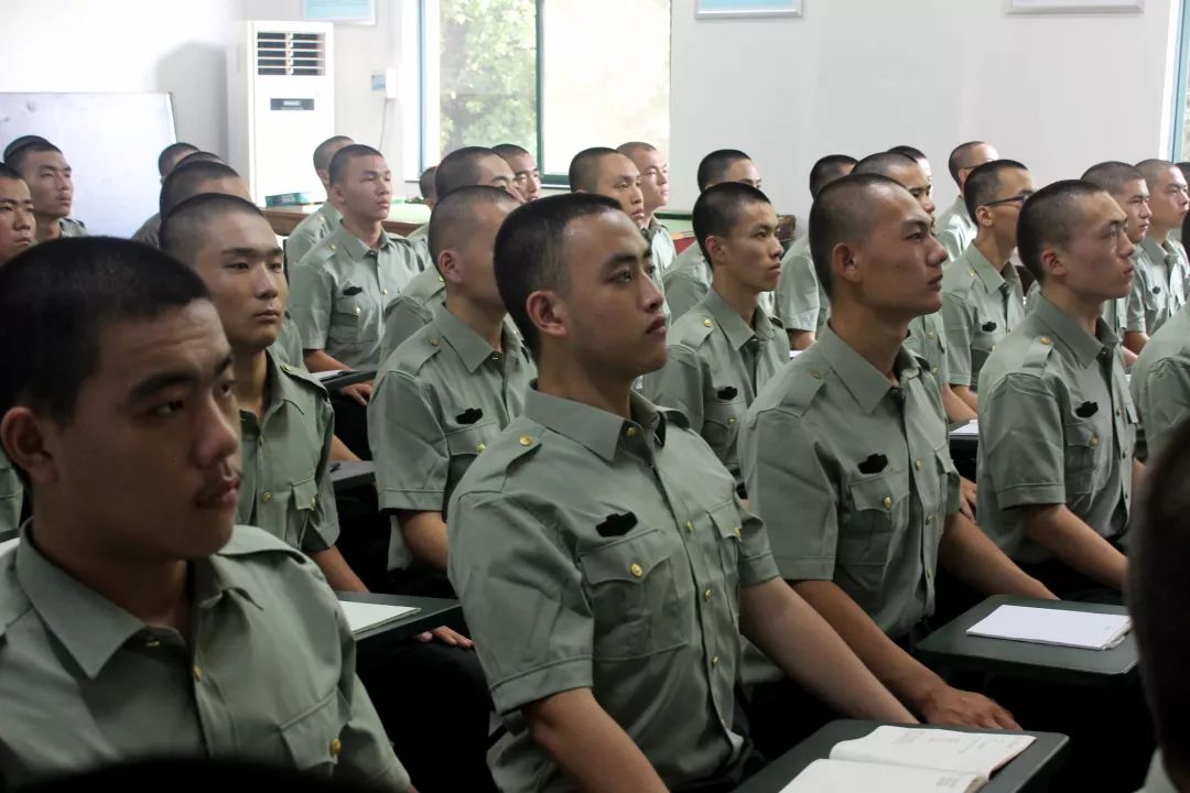 看军校"00"后新学员的一天