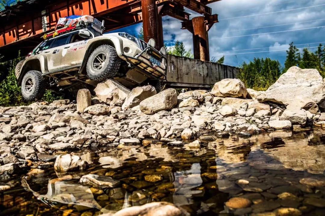 在此次贝阿公路穿越之前,吴郁的海外自驾里程已累计超过18万公里,相当