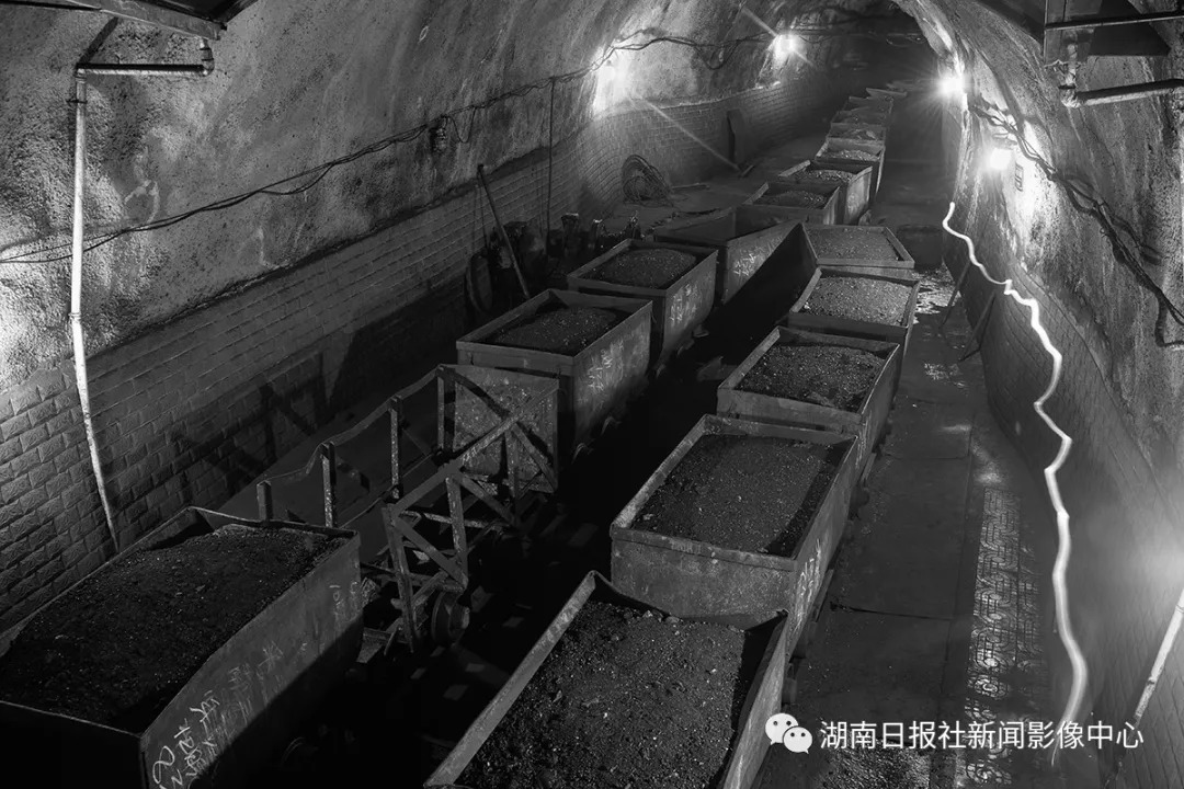 煤矿工人:在黑暗中开采"光明"