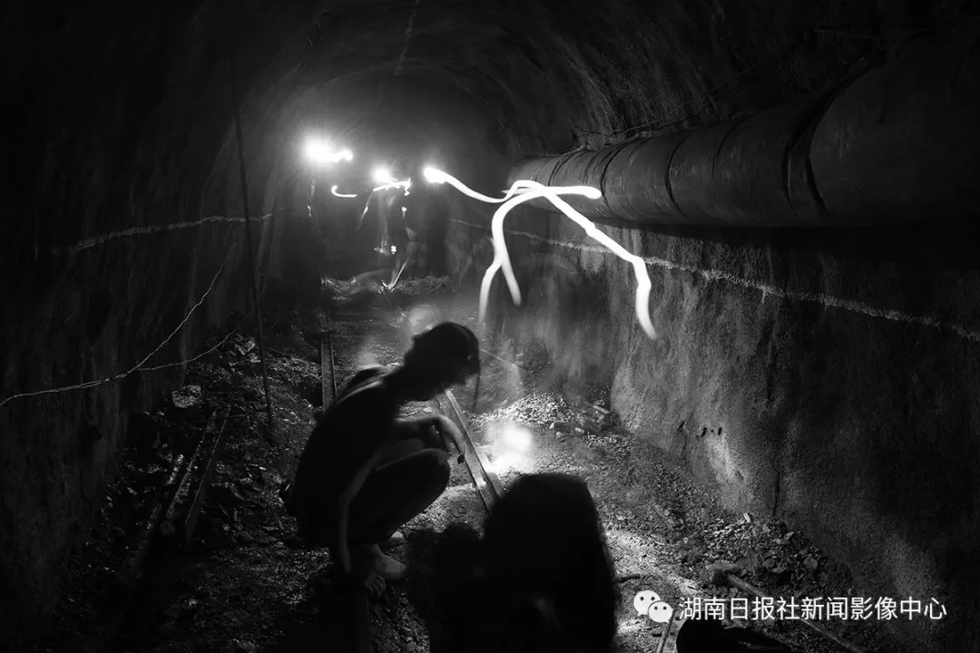 矿工们忙碌的身影.