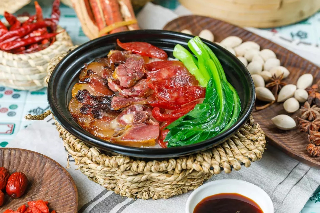 几样食材融合其中,酱香,焦香,米香锅底的香米饭有些许变成了金黄酥脆