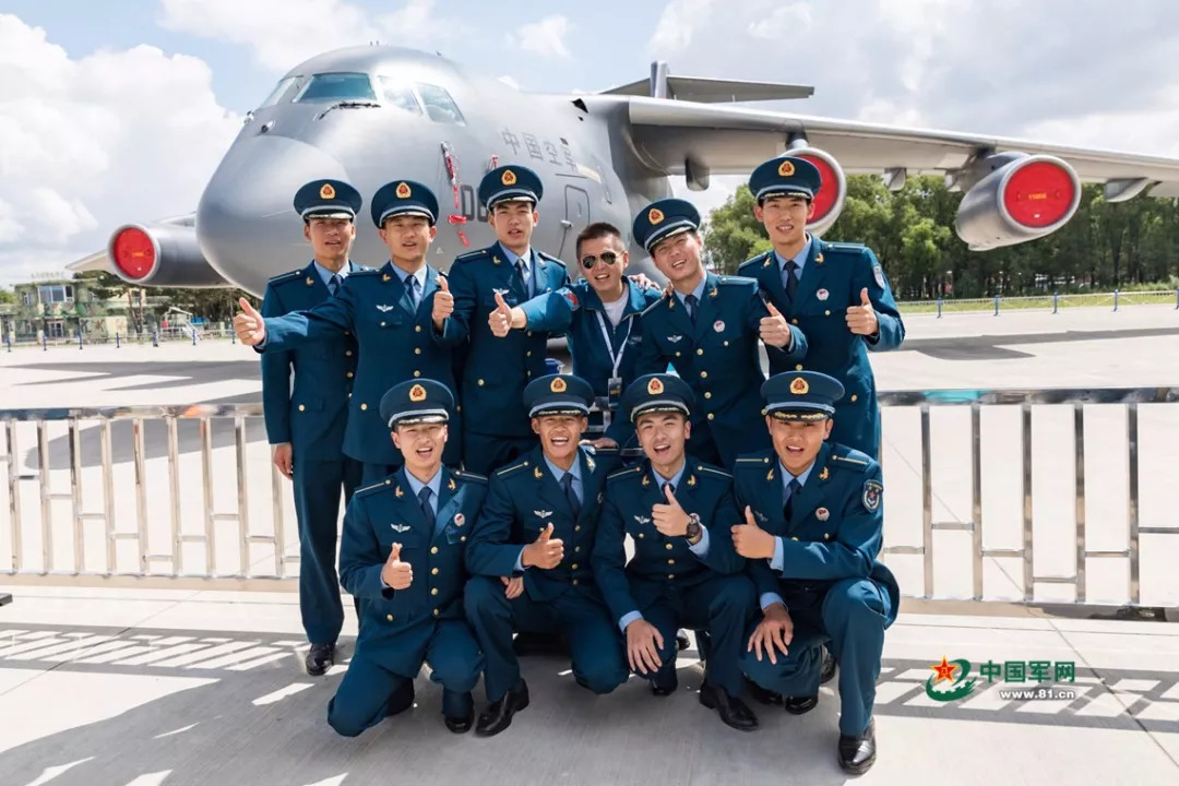 8月30日,空军航空开放活动,新入校飞行学员和运-20合影,未来的天空