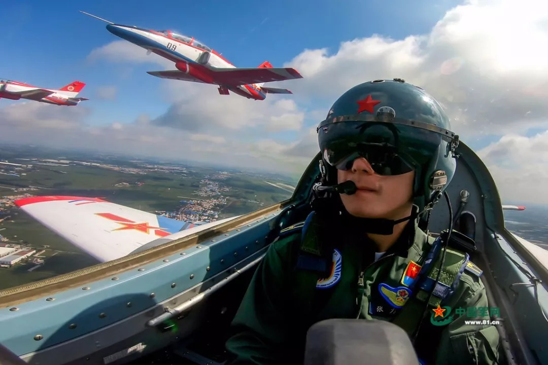 8月30日,空军航空开放活动,红鹰飞行表演队飞行员空中特技表演.