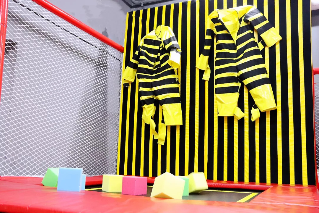 跳起来 ↓ pia叽 ↓ 上墙 ↓ 等着抖音点赞10w 吧 蜘蛛塔蹦床区 勇敢