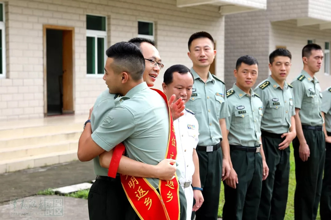 南部战区某部举行士兵退役命令大会