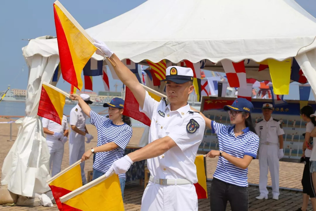 大家饶有兴致的跟着学习官兵打出"我爱中国海军"等旗语命名展示通过26