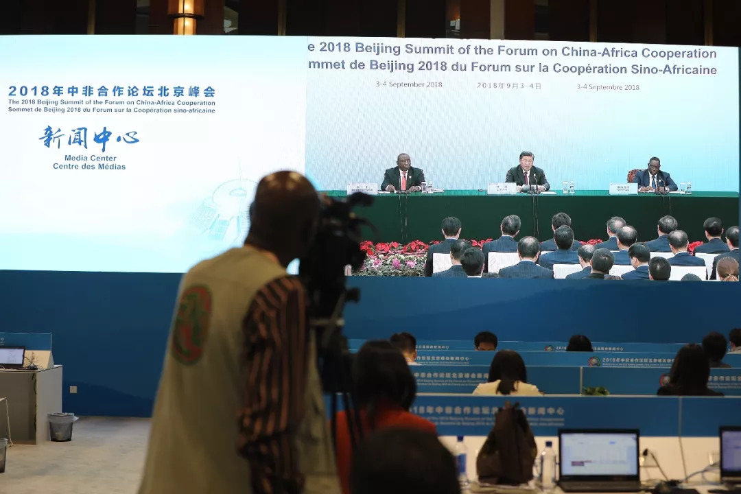  △各国记者在峰会新闻中心关注记者会现场直播（央视记者魏帮军拍摄）