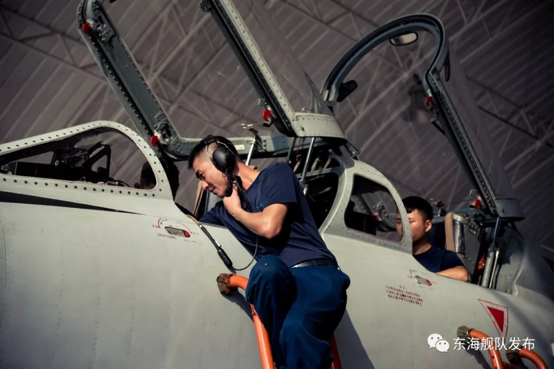 原来,他们就是放飞战鹰的幕后英雄(附"空中美男子"高清大图)